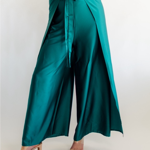 NWT- Convertible Pants to Jumpsuit - Picture 2 of 4